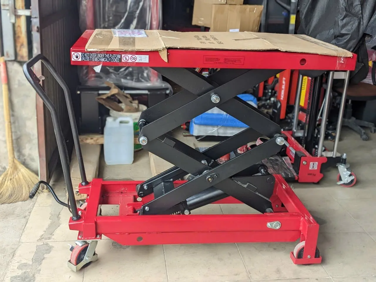 Xe nâng mặt bàn 700kg 1m5