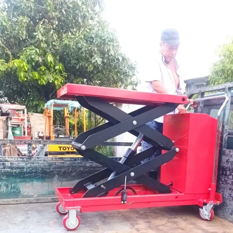 Xe nâng mặt bàn điện 500kg 1500mm